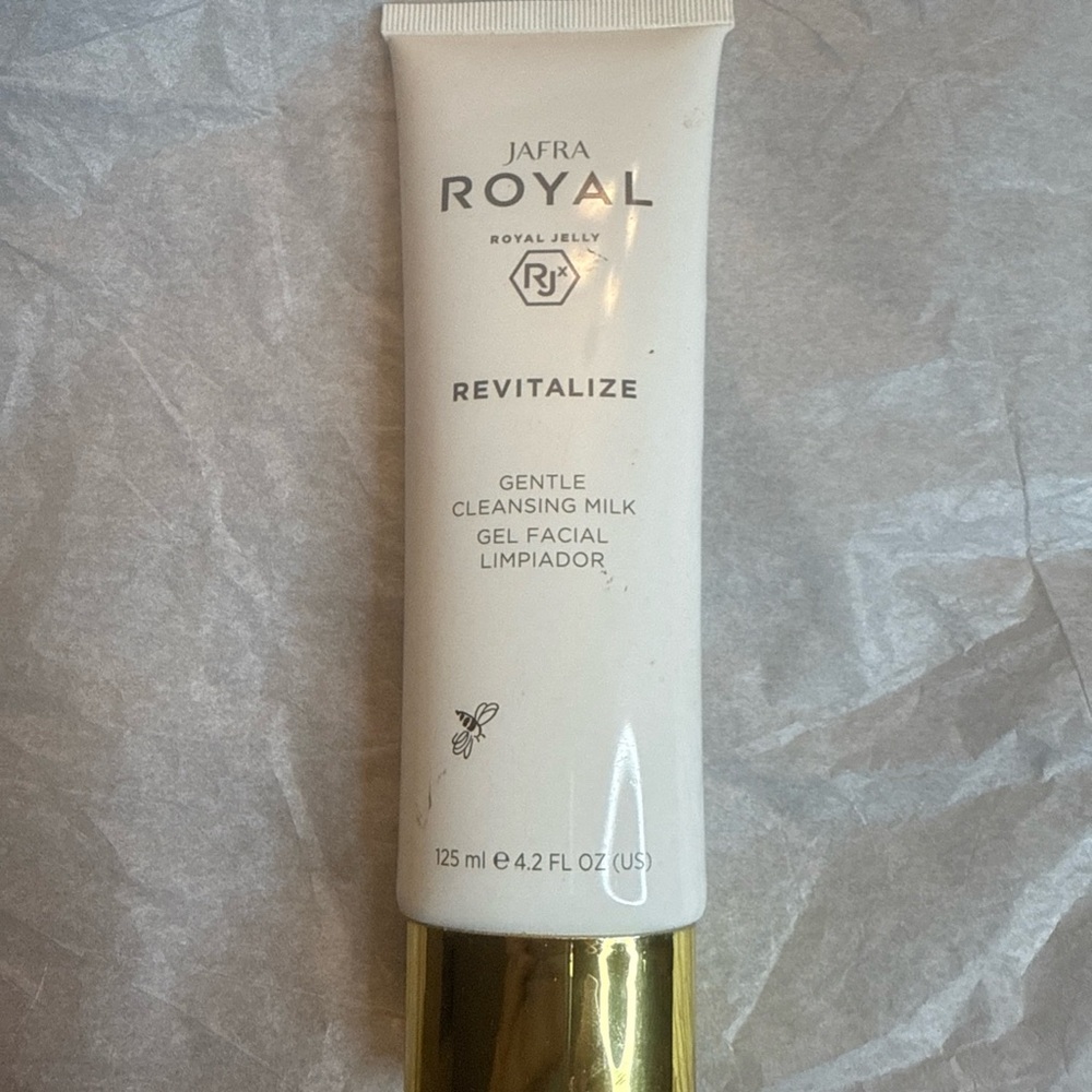 JAFRA Royal Revitalize Gentle Cleansing Milk - Cream and Gold